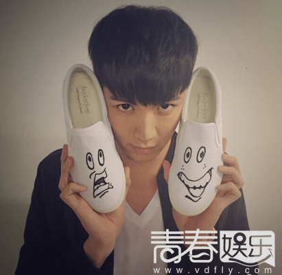 <em>柯震东晒板寸发型</em>精神十足 男神出狱后能否从