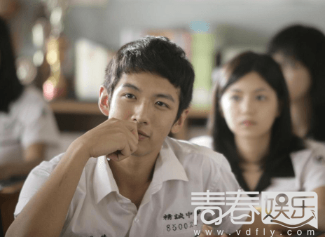 <em>柯震东晒板寸发型</em>精神十足 男神出狱后能否从