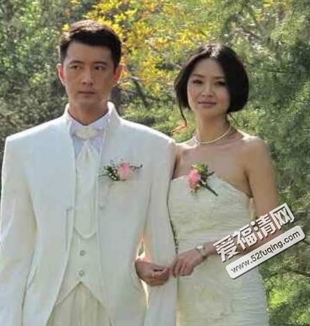 这是网传的于明加和老公胡俊的婚纱照,其实是电视剧《手机》中的