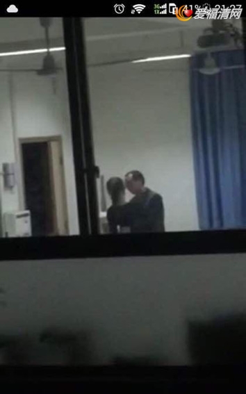 重庆市两江中学数学男教师<em>跟女</em>学生在办公室上
