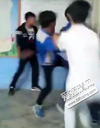 中学学生群殴老师图片_WWW.66152.COM