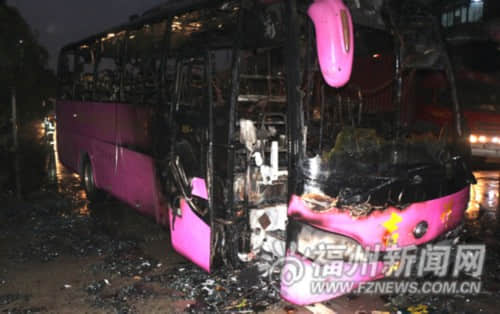 福清：大客车与摩托车相撞起火　摩托车骑手身亡