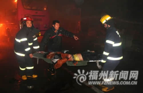 福清：大客车与摩托车相撞起火　摩托车骑手身亡