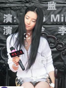 她是一代玉女，性感私照曝光，零绯闻的她荧屏初吻却被删掉！