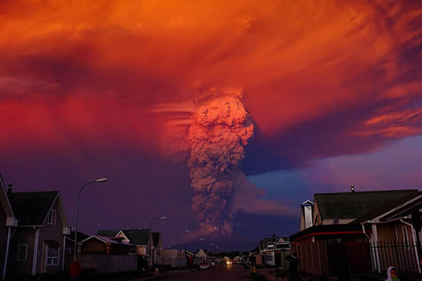 宛如世界末日！天空布满血色的火山爆发