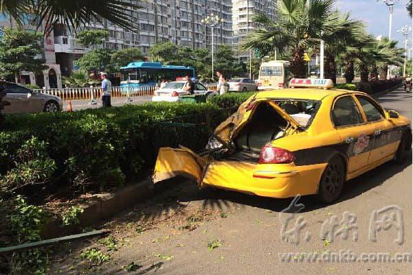 福清客车追尾出租车　致的士飞过花圃售票员受伤