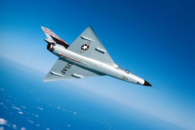 飞行员完全是摆设：F-106可由地面系统直接操控