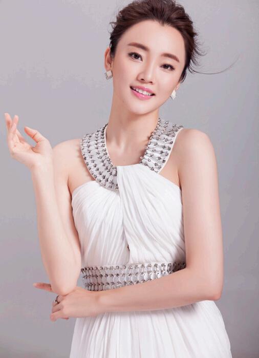刘芊含，因《打狗棍》被称为“中国好儿媳”的她，穿衣搭配好漂亮
