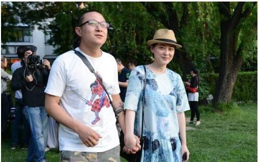 42岁梅婷全家福曝光 一双可爱儿女 前夫因太花心被砍断脚筋