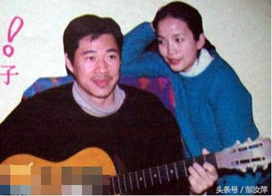 张丰毅与小14岁美妻近照，懒理和前妻所生儿子，称嫌他丑拒往来