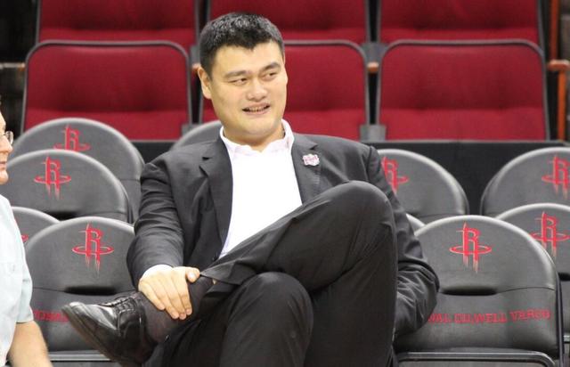 CBA与NBA首战一幕：火箭赢球了，姚明表情却略显尴尬