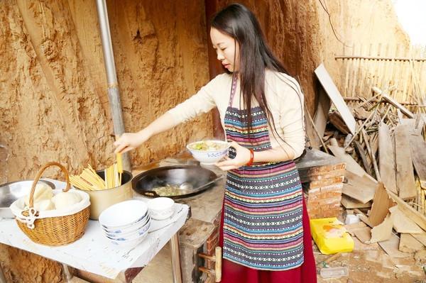 河南80后美女放弃百万豪宅 去农村养鸡住窑洞