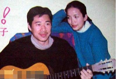 59岁张丰毅与小14岁美妻近照 称嫌丑拒和前妻所生儿子来往