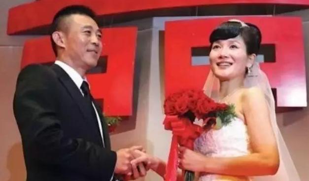 曾落魄无戏拍靠老婆挣钱，十年配角后成国家演员，却离婚另娶她人