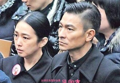 56岁刘德华全家近照 素颜妻子苍老似路人 4岁女儿太像妈