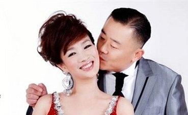 为喜剧明星老公亿万富婆甘当绿叶，两人婚礼曾轰动一时