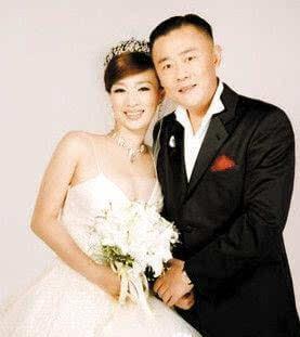 为喜剧明星老公亿万富婆甘当绿叶，两人婚礼曾轰动一时