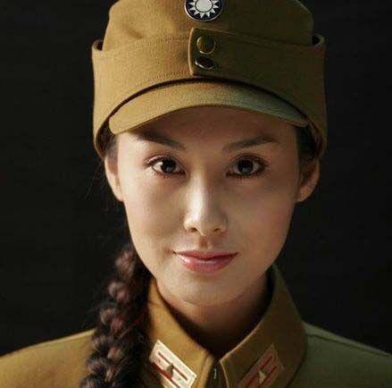 最美紫霞仙子，年轻时众多追求者，为何偏要选黄贯中.jpg