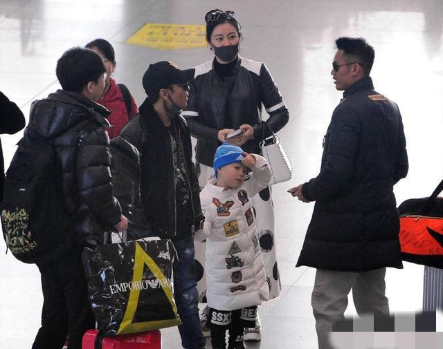 宋小宝带着妻子和一对儿女现身机场，途中偶遇林丹，依旧很大牌