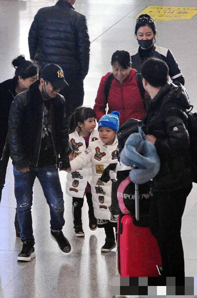 宋小宝带着妻子和一对儿女现身机场，途中偶遇林丹，依旧很大牌