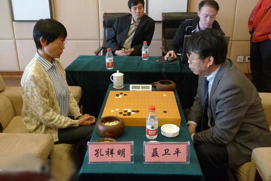 64岁“棋圣”聂卫平近照：曾弃王刚妹妹，如今娶小25岁美女