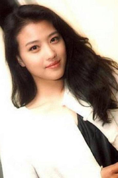 她天生媚骨 与吕良伟有一段糊涂婚姻 如今50岁仍似少女！