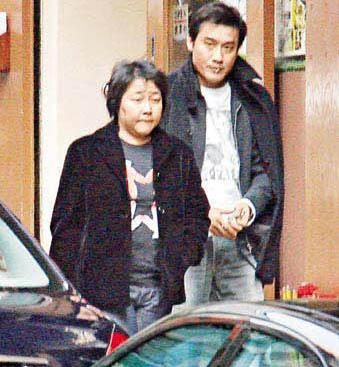 58岁梁家辉和他妻子及双胞胎女儿近照