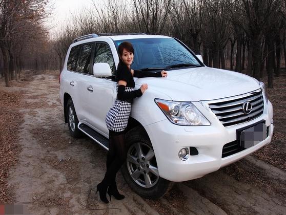 老李花150万购买新款LX570SUV，女儿抢着和车合影