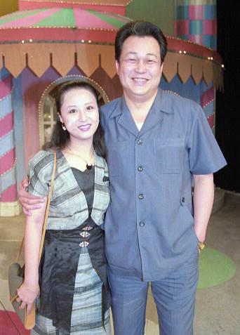 他是最有名的包青天扮演者，娶了大美女当老婆，今年65岁