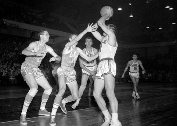 直击50年前NBA奇特一幕：没有24秒，两队全场共得37分