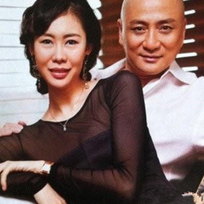 58岁的汤镇业跟比他小25岁的老婆近照