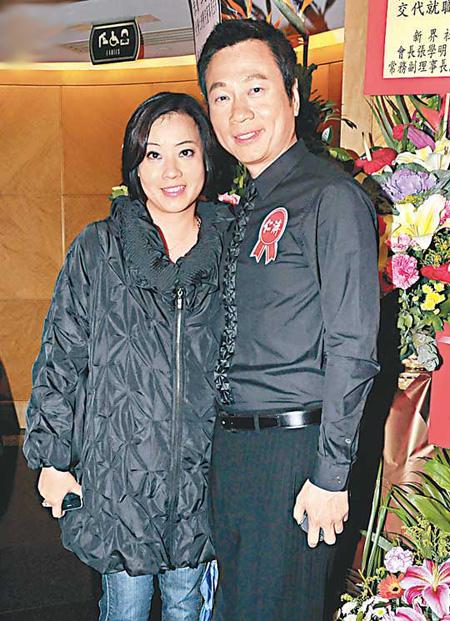 52岁黎耀祥跟他的助理老婆近照曝光（图）