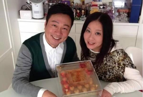 52岁黎耀祥跟他的助理老婆近照曝光（图）