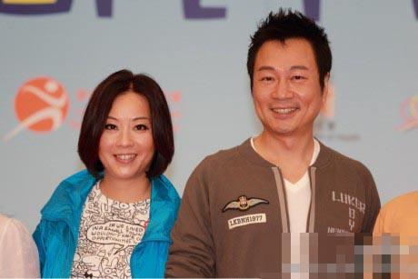 52岁黎耀祥跟他的助理老婆近照曝光（图）