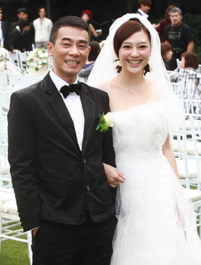 49岁陈小春和比他小16岁的老婆近照