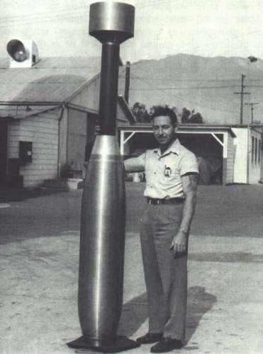 反潜火箭弹比人都还要高，发射装置像门奇怪的炮