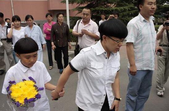 50岁的金龟子刘纯燕依旧娃娃脸，女儿王逸宸与妈妈一模一样