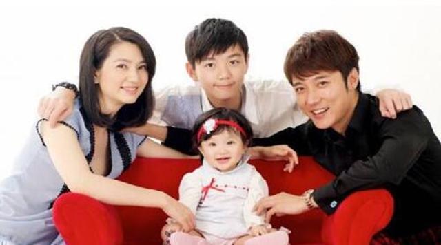 张丹峰与二婚妻子洪欣及继子感情深厚，女儿大眼睛像爸爸非常可爱