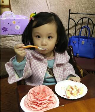 张丹峰与二婚妻子洪欣及继子感情深厚，女儿大眼睛像爸爸非常可爱