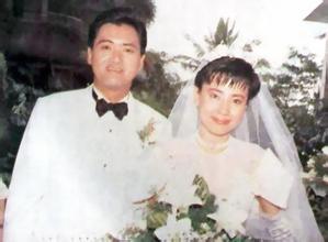 61岁周润发与小4岁妻子近照：结婚32年无子，原因令人心疼