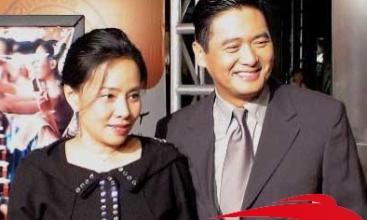 61岁周润发与小4岁妻子近照：结婚32年无子，原因令人心疼