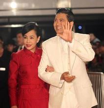 61岁周润发与小4岁妻子近照：结婚32年无子，原因令人心疼
