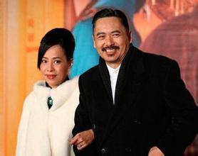 61岁周润发与小4岁妻子近照：结婚32年无子，原因令人心疼