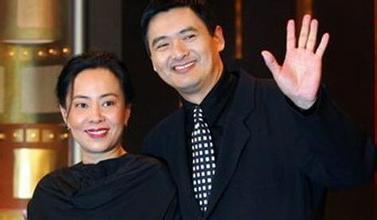 61岁周润发与小4岁妻子近照：结婚32年无子，原因令人心疼