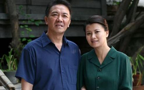 李云龙带44岁妻子游玩照曝光，有个儿子都31岁了