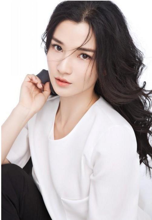 好演员是不被年龄限制的，年纪轻轻气质出众，可总扮演母亲角色