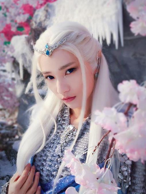 好演员是不被年龄限制的，年纪轻轻气质出众，可总扮演母亲角色