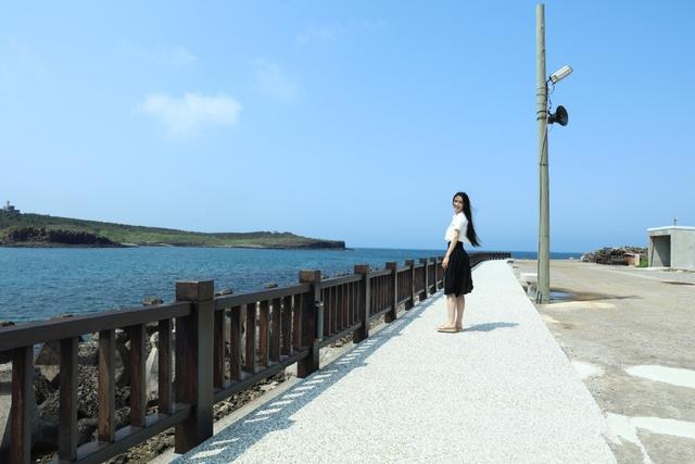 在这个炎炎的夏日，她带你领略海边的风光