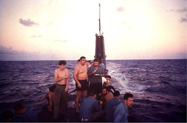 加拿大海军潜艇员的日常：碧海蓝天之下开烧烤大会