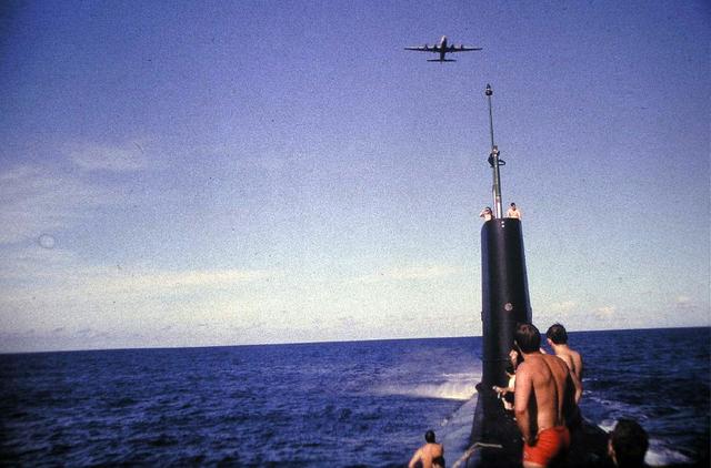 加拿大海军潜艇员的日常：碧海蓝天之下开烧烤大会